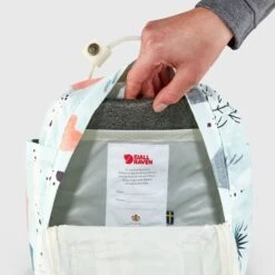 FJÄLLRÄVEN Fjällräven Kånken Art Mini -FJÄLLRÄVEN Boutiquen kanken art mini 23611 977 h detail fjr 1280x1280