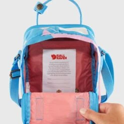 FJÄLLRÄVEN Fjällräven Kånken Art Sling -FJÄLLRÄVEN Boutiquen kanken art sling 23633 972 g detail fjr 1280x1280 1
