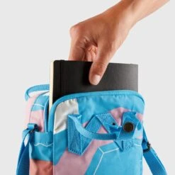 FJÄLLRÄVEN Fjällräven Kånken Art Sling -FJÄLLRÄVEN Boutiquen kanken art sling 23633 972 h detail fjr 1280x1280 1