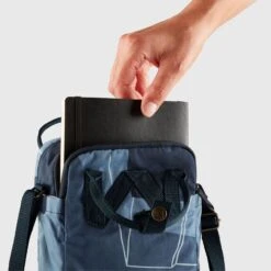 FJÄLLRÄVEN Fjällräven Kånken Art Sling -FJÄLLRÄVEN Boutiquen kanken art sling 23633 973 h detail fjr 1280x1280