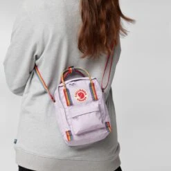 FJÄLLRÄVEN Fjällräven Kånken Rainbow Sling -FJÄLLRÄVEN Boutiquen kanken rainbow sling 23623 457 907 c model fjr 1280x1280