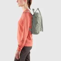 FJÄLLRÄVEN Fjällräven Kånken Totepack Frost Green -FJÄLLRÄVEN Boutiquen kanken totepack 23710 021 e model fjr 1280x1280 5