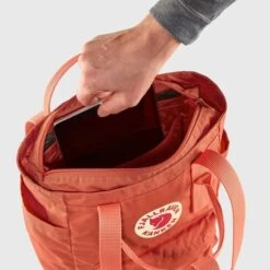FJÄLLRÄVEN Fjällräven Kånken Totepack Mini Ochre 12 FJÄLLRÄVEN Fjällräven Kånken Totepack Mini Ochre -FJÄLLRÄVEN Boutiquen kanken totepack mini 23711 333 f detail fjr 1280x1280 3